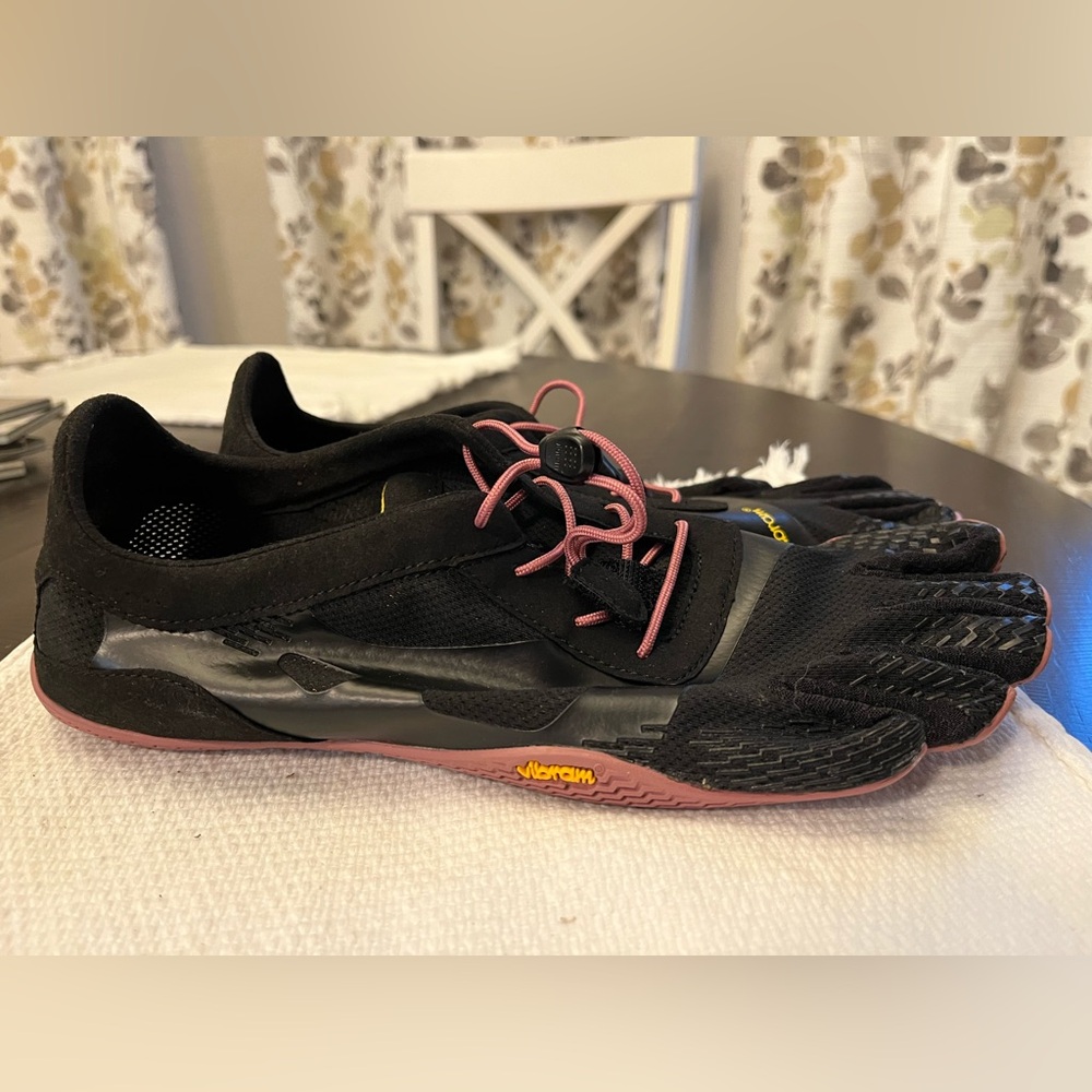 Vibram women’s five finger toe shoes. Black/pink. Barefoot water shoe 10-10.5